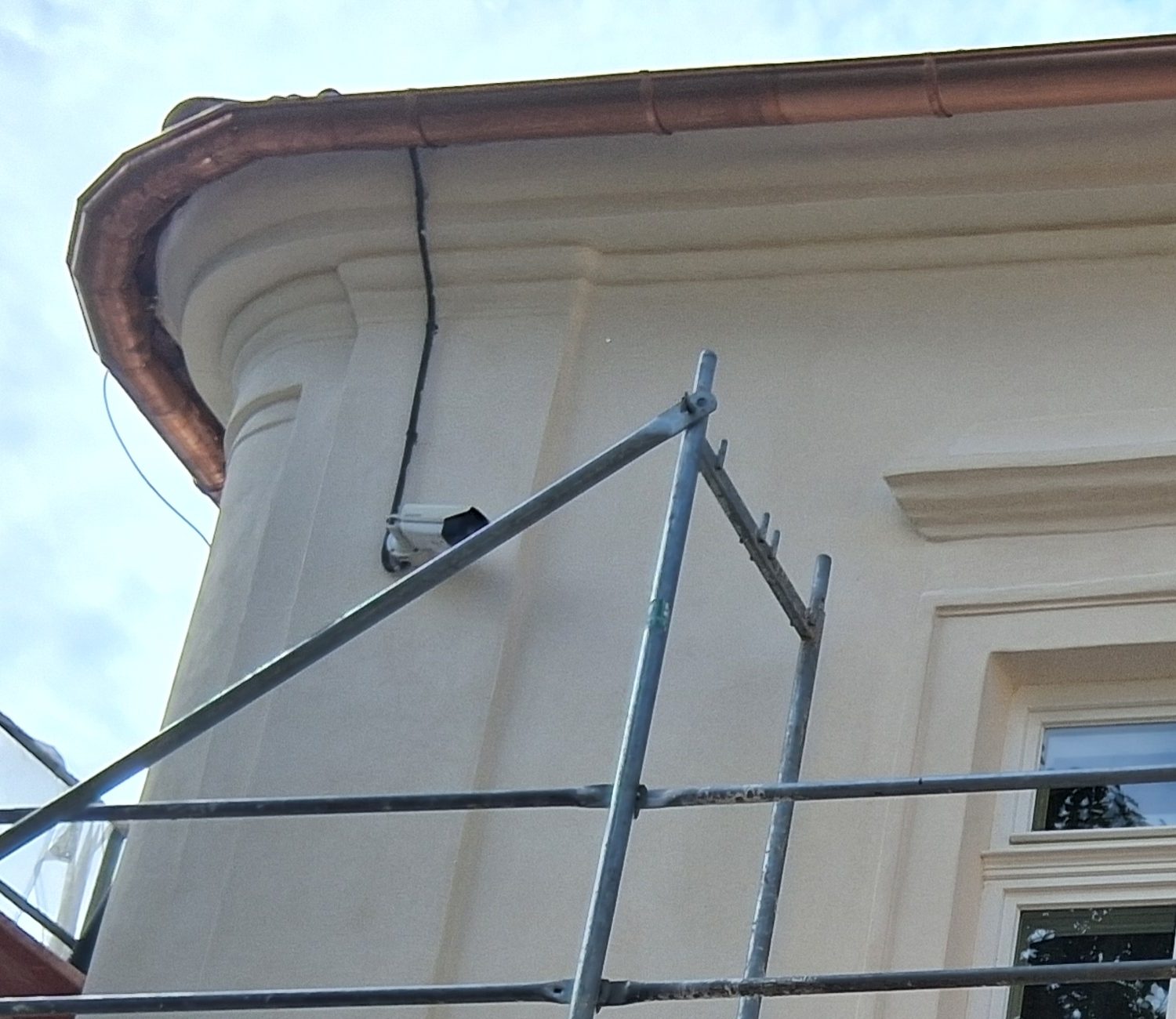Obnovená římsa a nároží domu